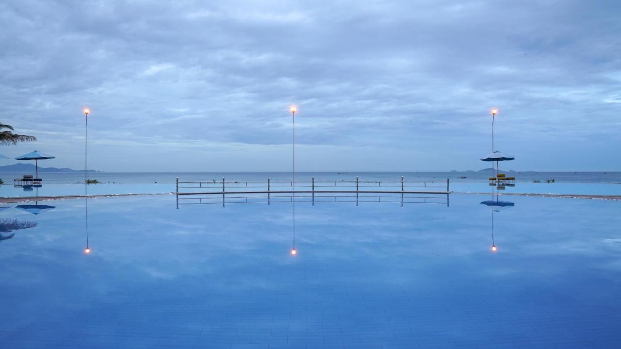 Golden Peak Resort & Spa Nha Trang Exterior photo